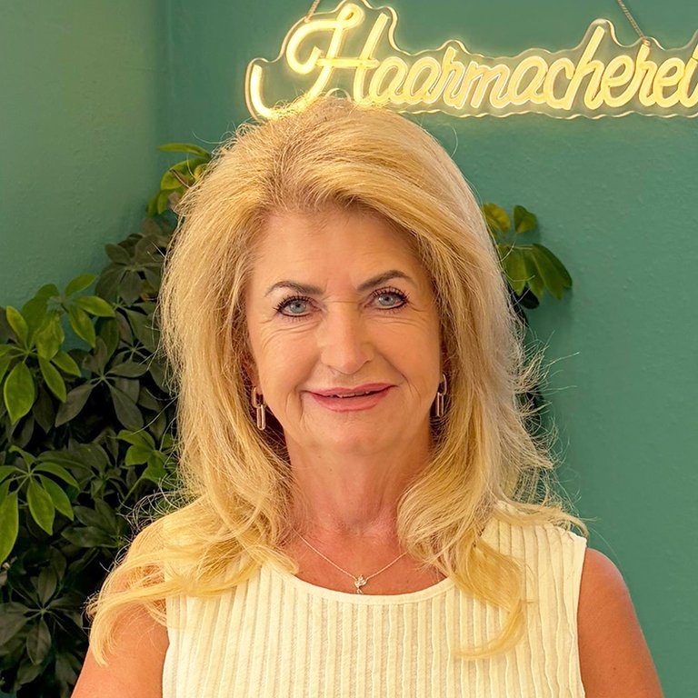 Haarmacherei Team, Karin